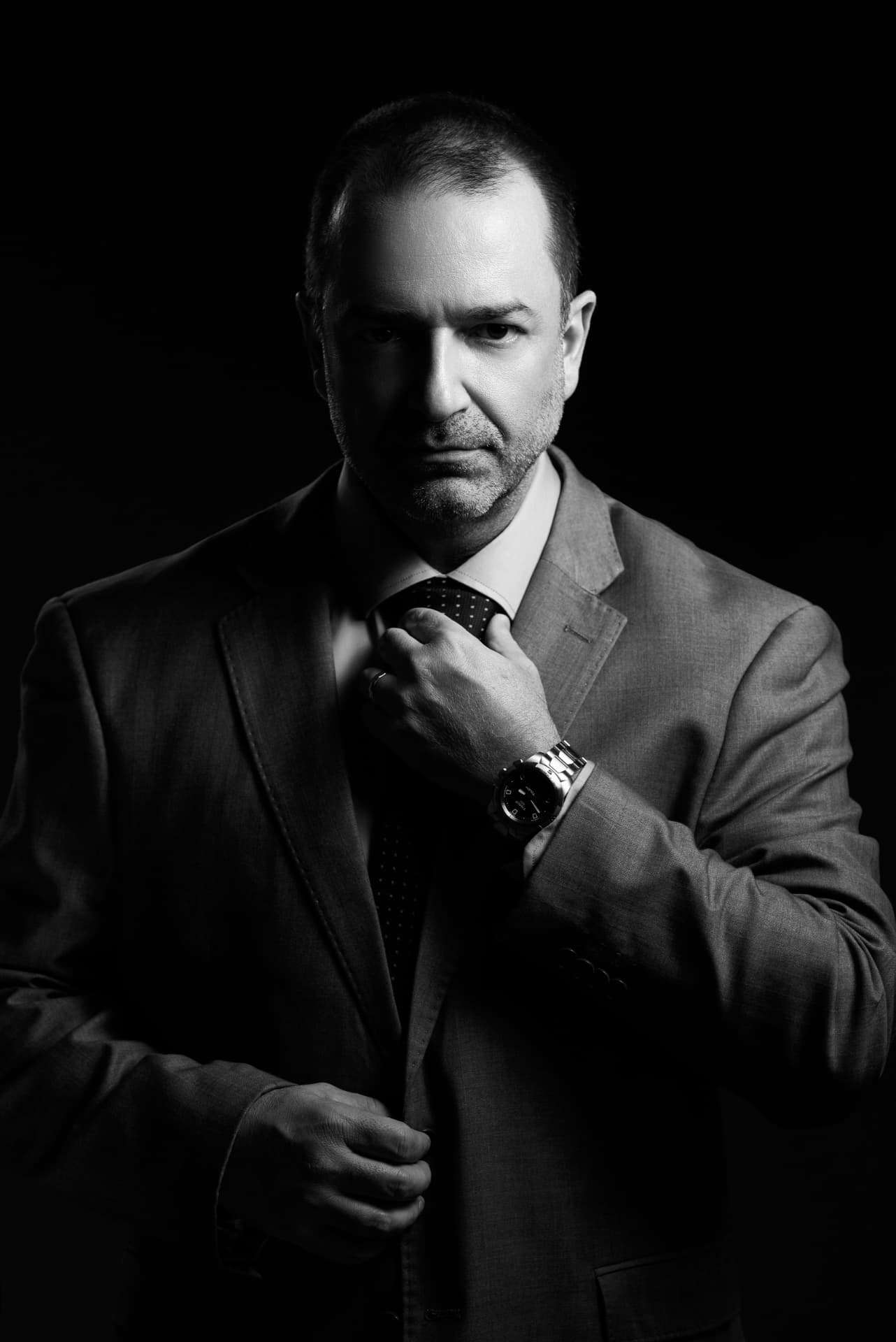 Retrato em preto e branco do médico ajustando a gravata